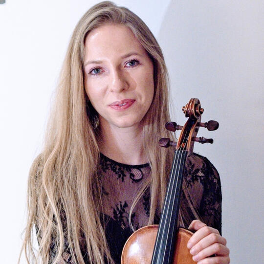 Image of Mari Januszewska with a violin